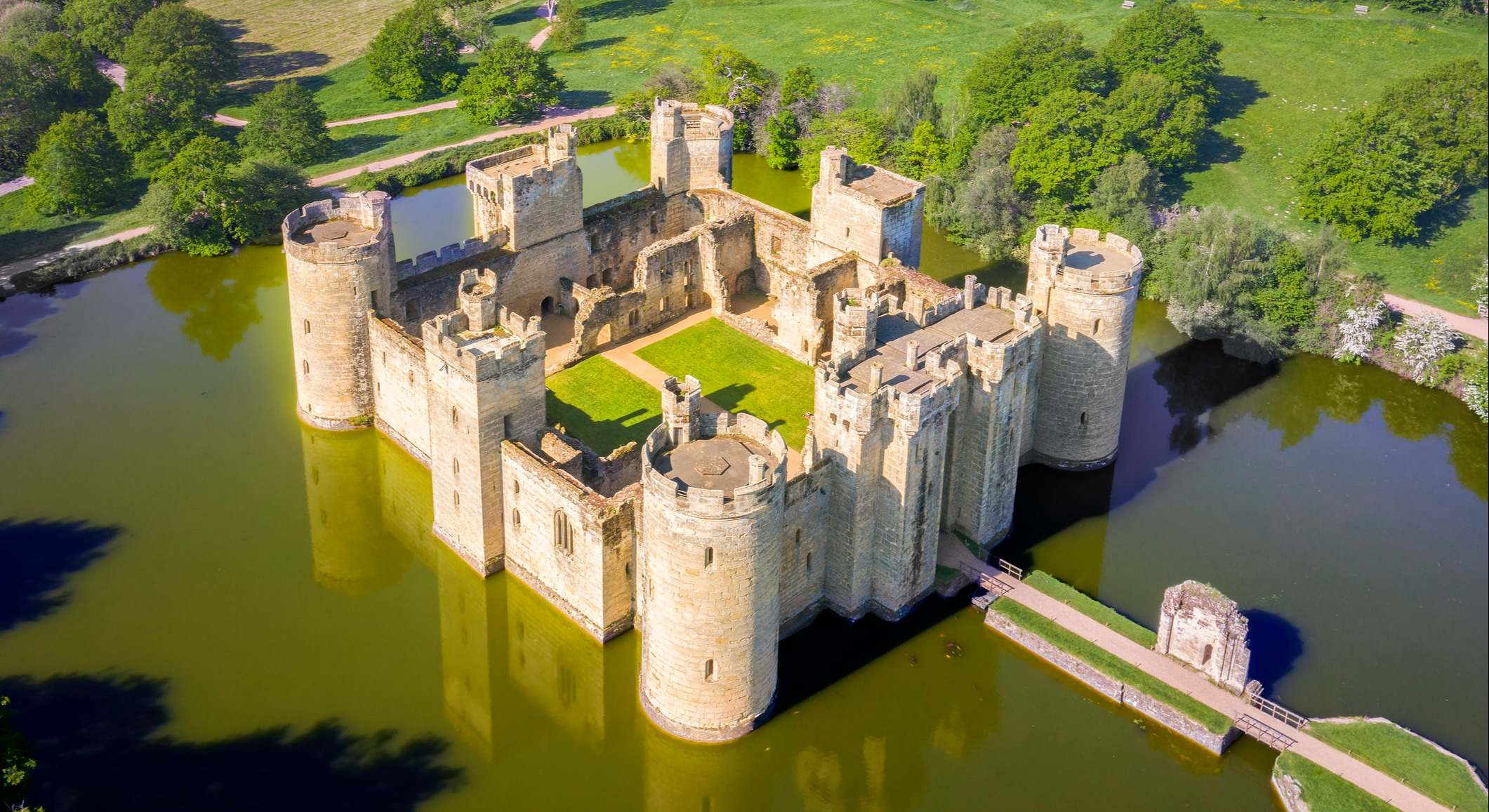 Vista del castillo de Bodiam y su foso, en Reino Unido