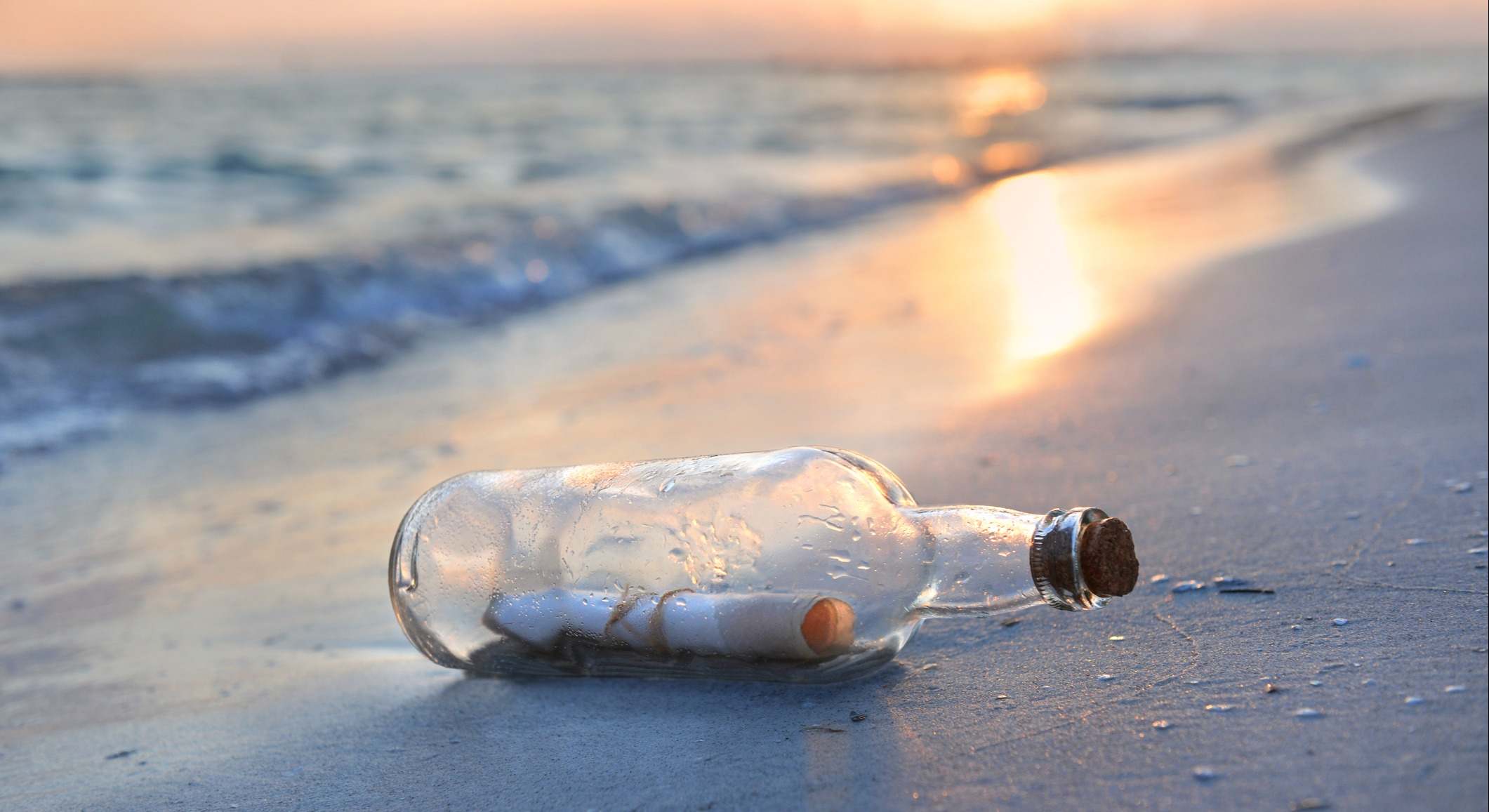 Carta embotellada a la orilla del mar. / Foto: iStock