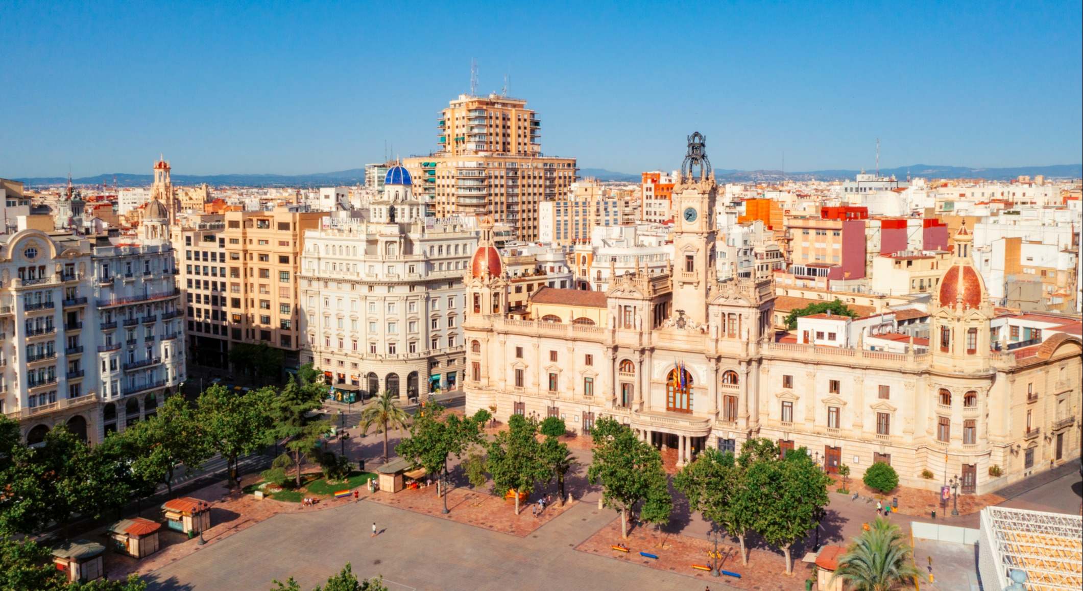 Vista aérea de la Plaza del Ayuntamiento en el casco histórico de Valencia, España