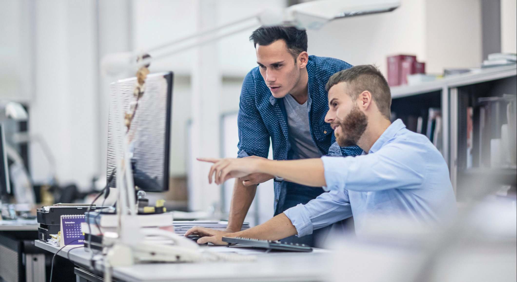 Dos trabajadores en una oficina durante su jornada laboral. / Foto: iStock