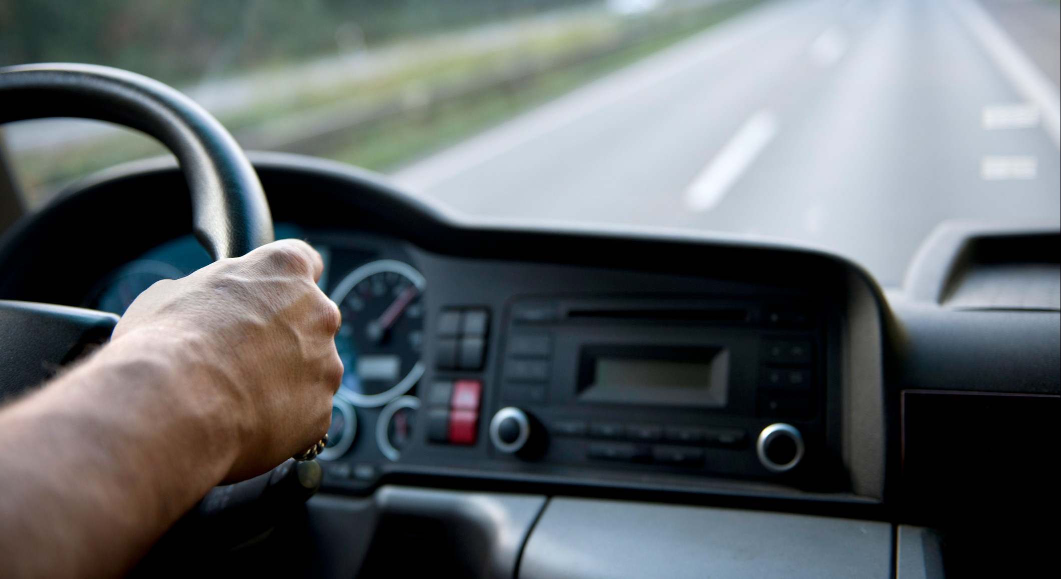 Conductor en la carretera