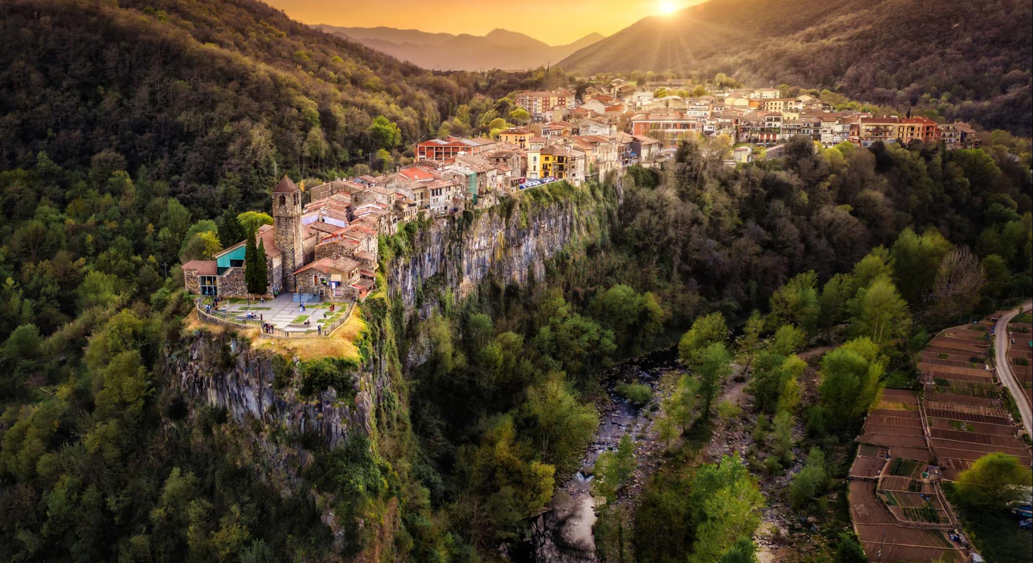 Vista aérea del pueblo medieval Castellfollit de la Roca