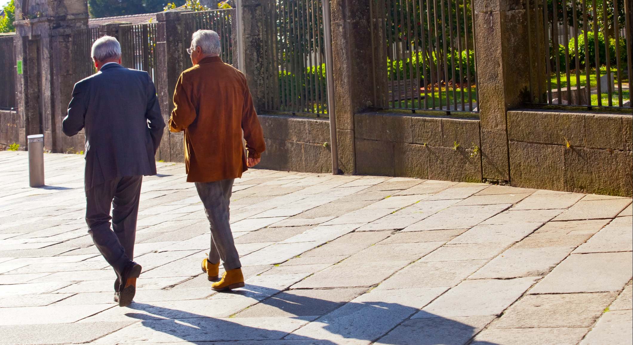 Dos hombres paseando por la calle. Foto: iStock