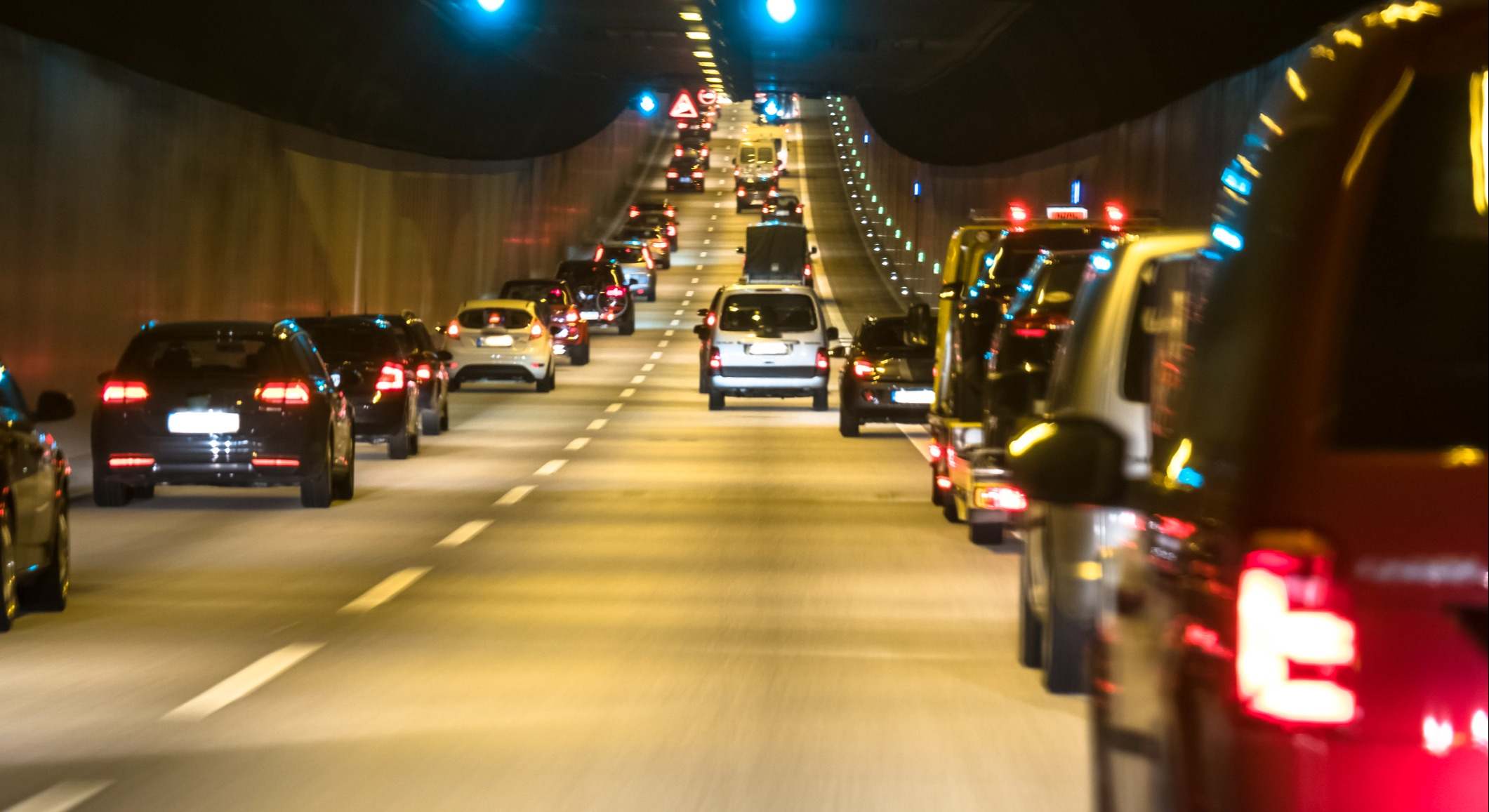 Tráfico de coches dentro de un túnel
