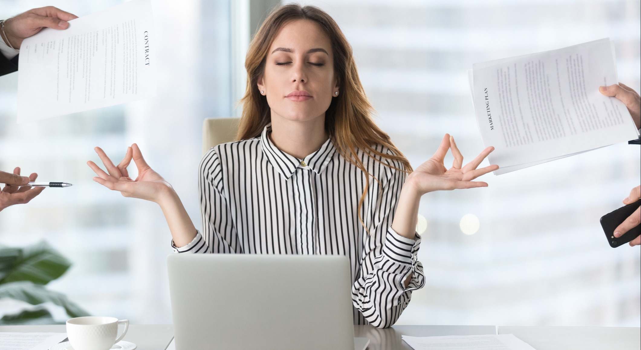 Mujer meditando en su puesto de trabajo
