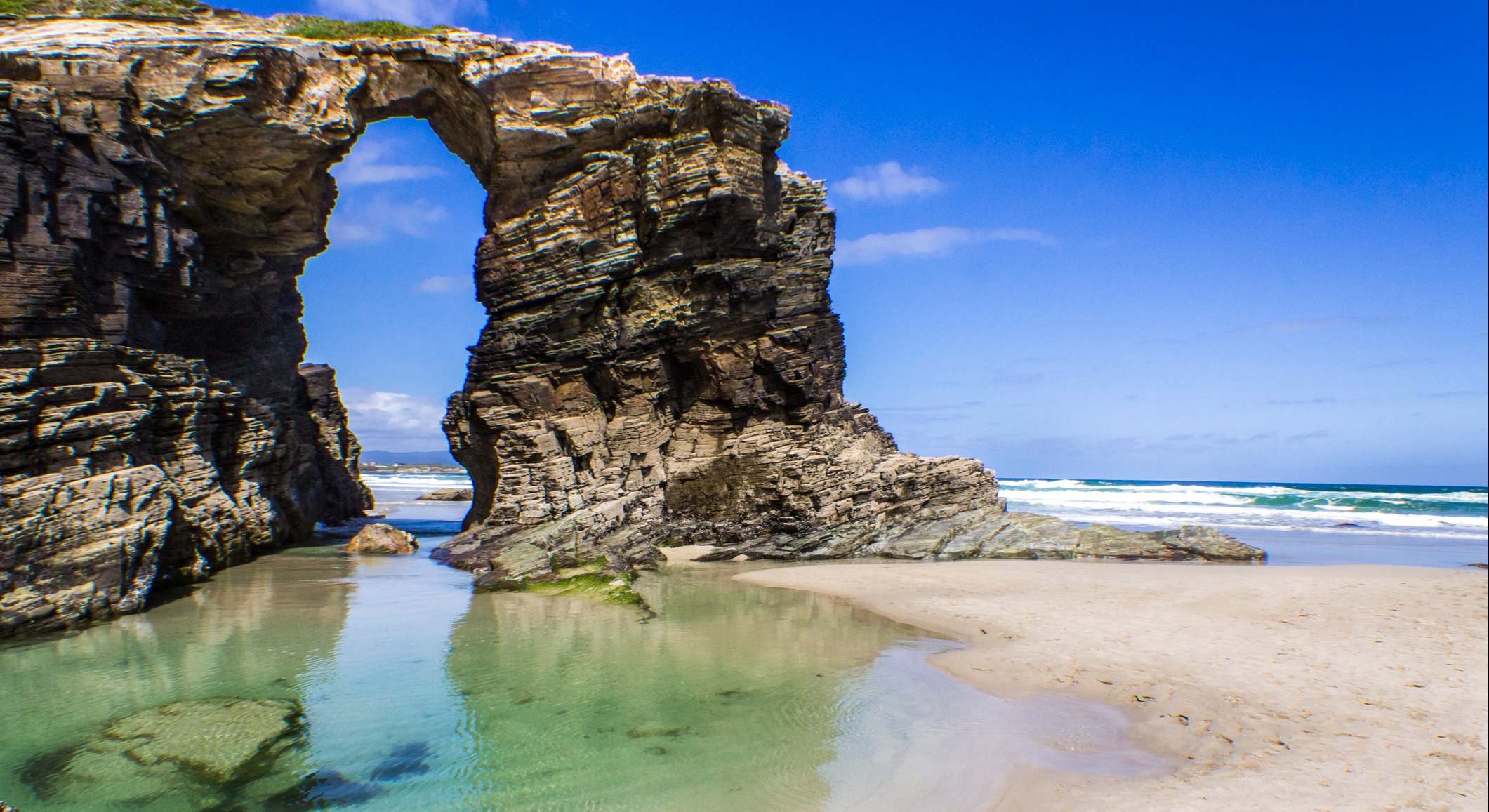 "Playa de las Catedrales" un lugar mágico, tratando de luchar contra el océano Atlántico una sorprendente playa en el norte de España en la comunidad de Galicia