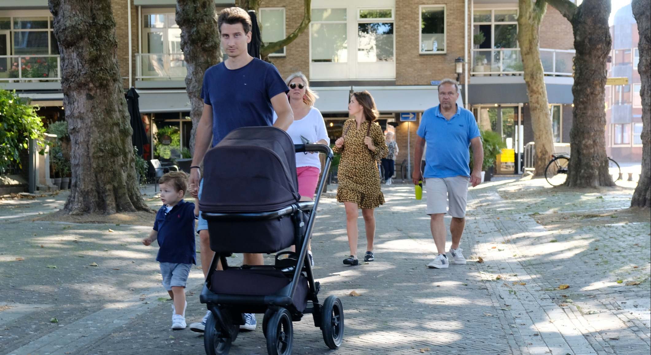 Familia paseando. Foto: iStock