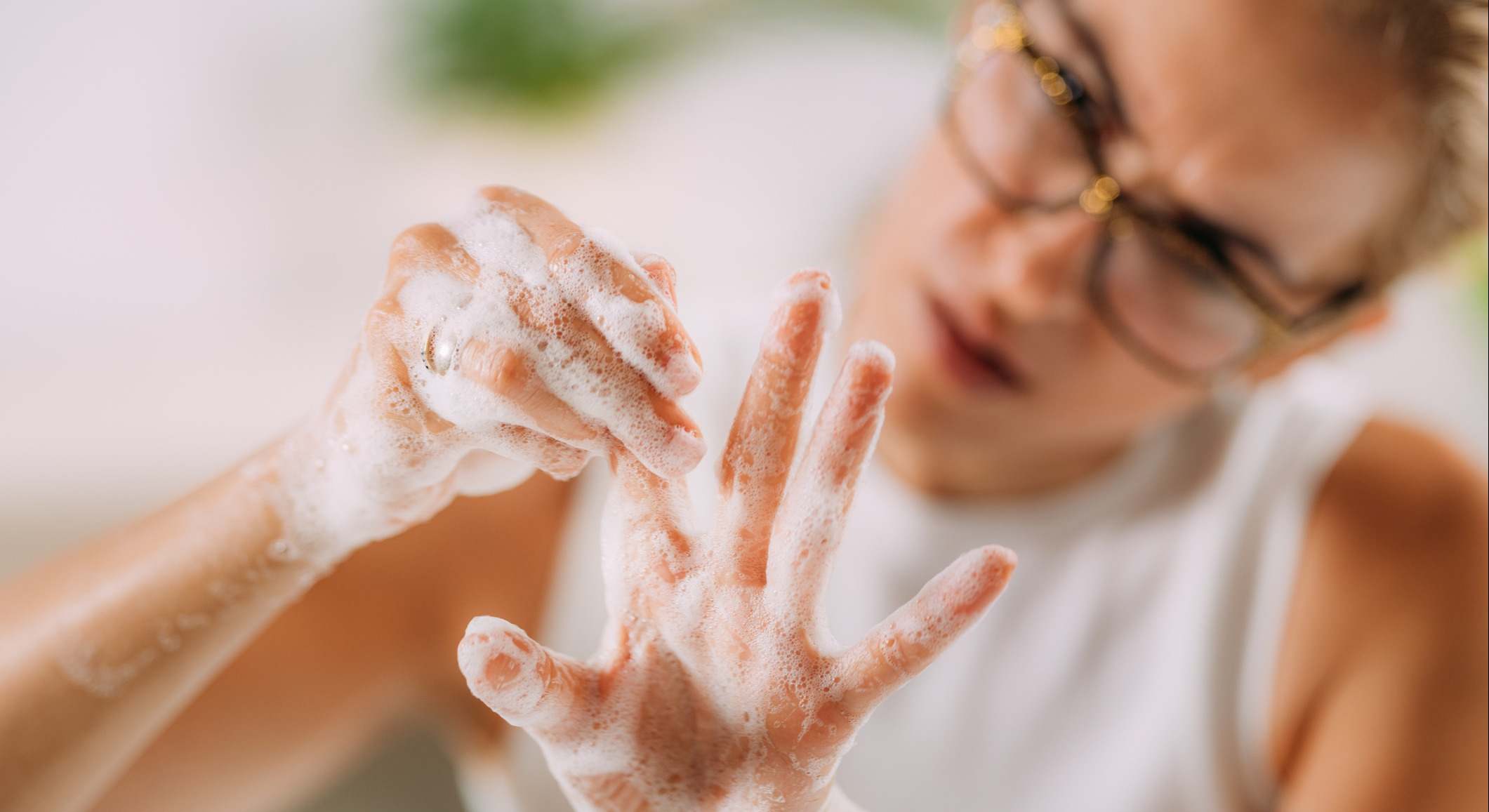 Mujer que se lava obsesivamente las manos por TOC