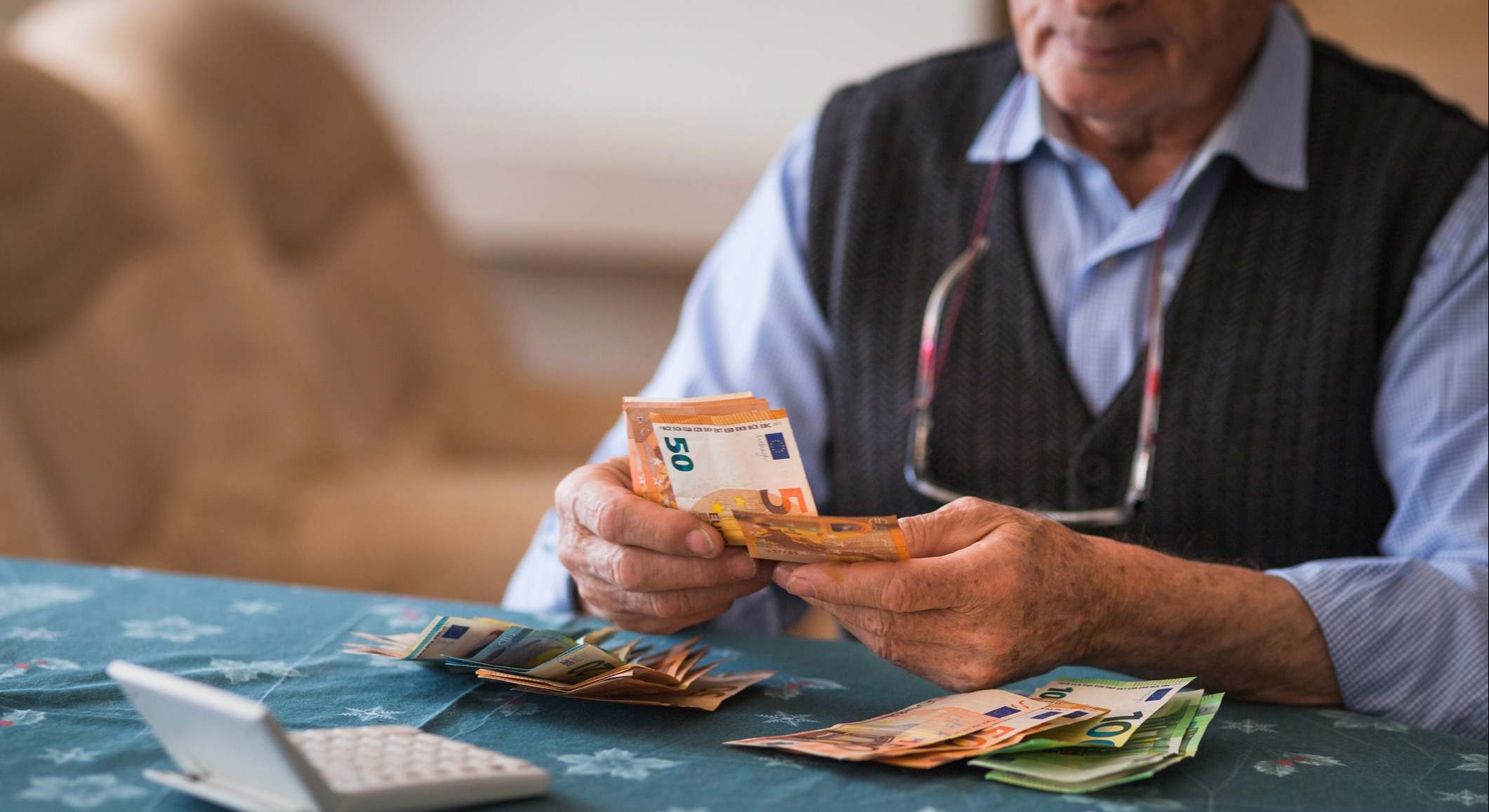 Anciano contando dinero