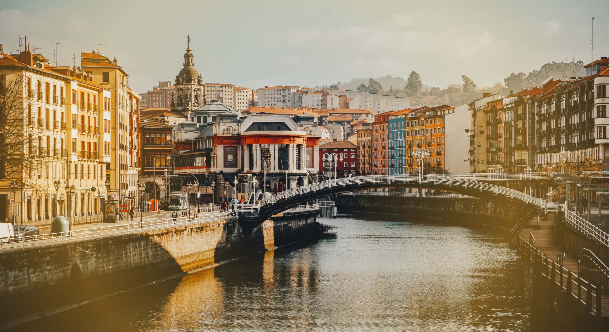 Vistas del casco antiguo de Bilbao en invierno en un día soleado