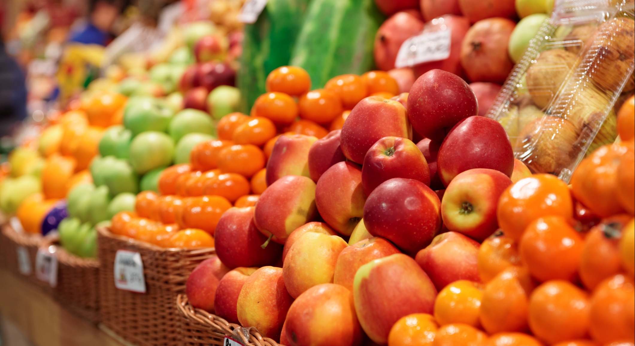 Frutas de temporada en el supermercado. / Foto: iStock
