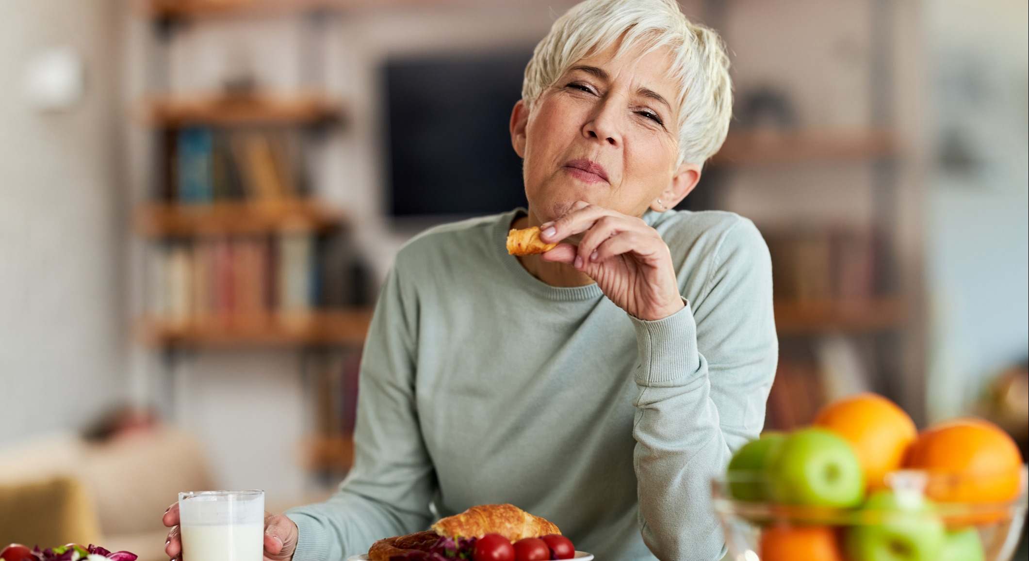 Mujer adulta en la etapa de menopausia comiendo