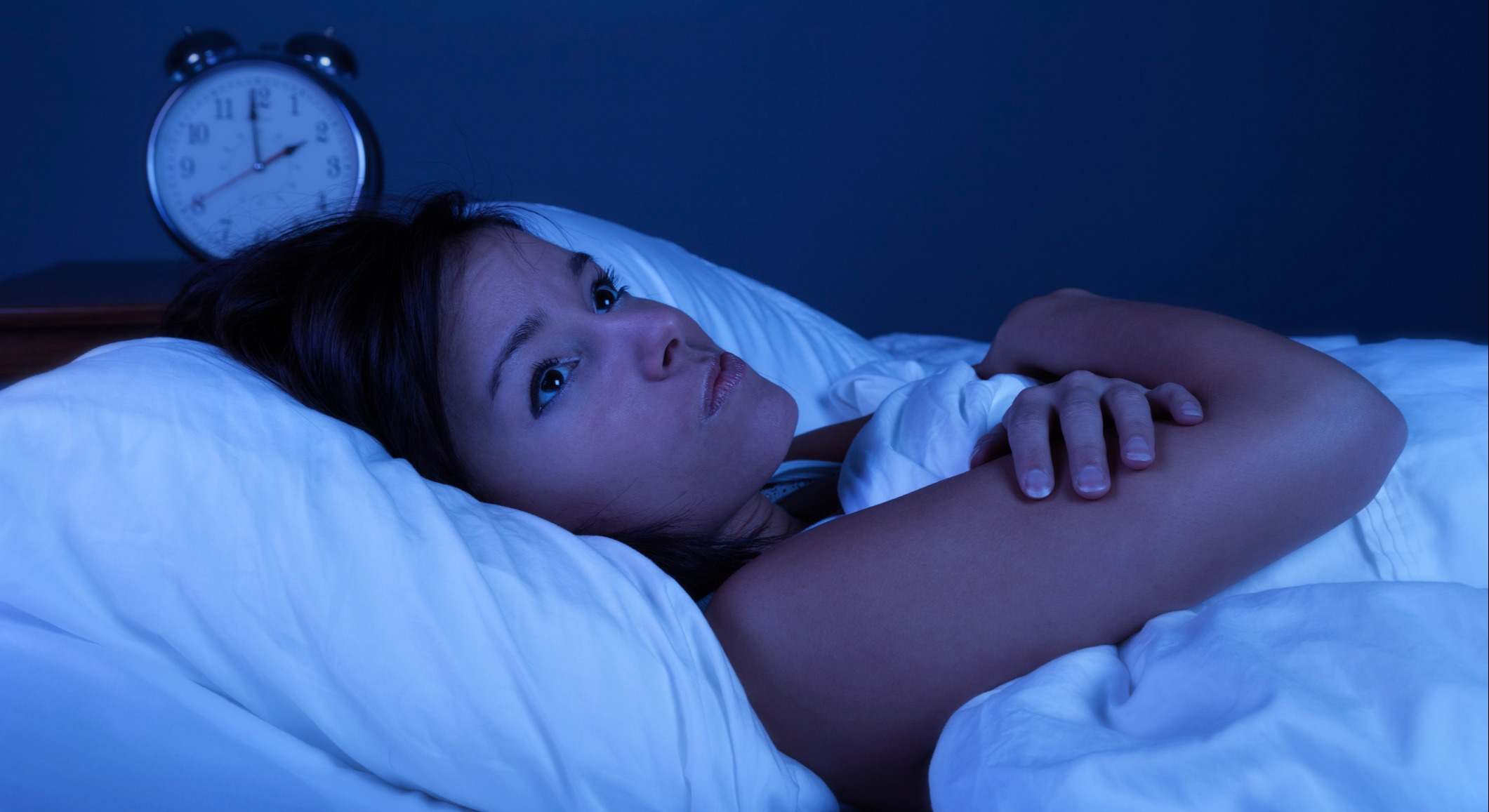 Mujer con insomnio en mitad de la madrugada