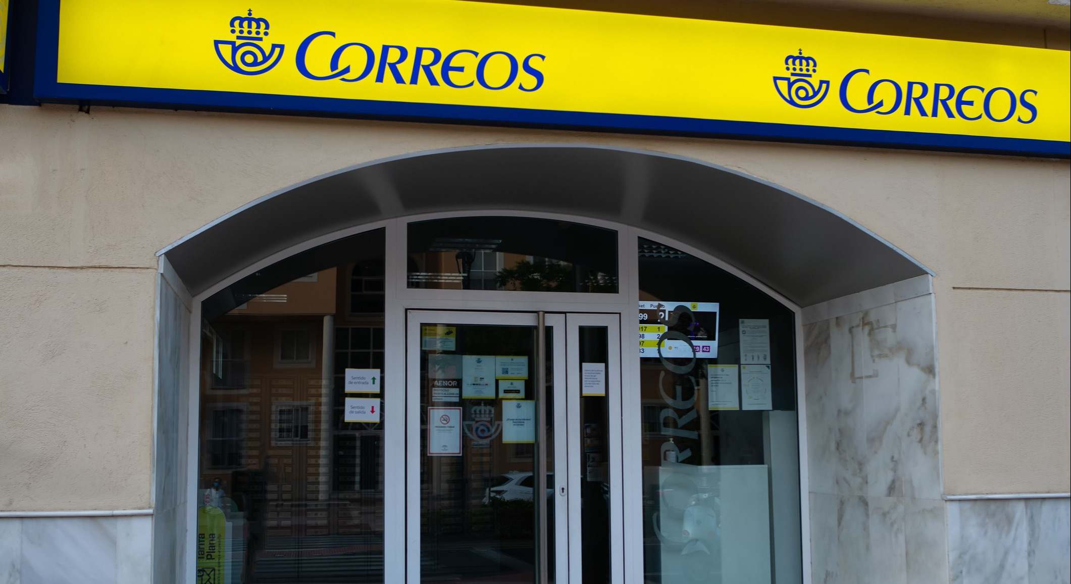Puerta de entrada de una oficina de Correos