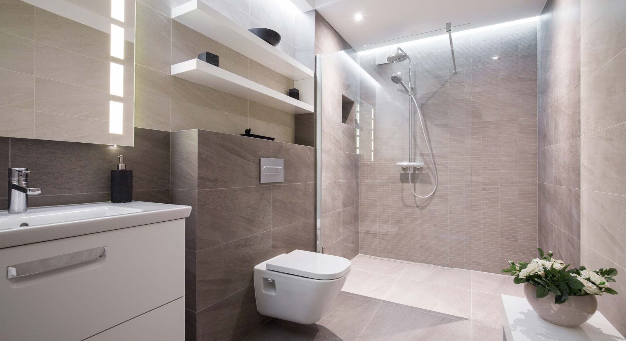 Mampara de diseño en el interior de un baño moderno. / Foto: iStock