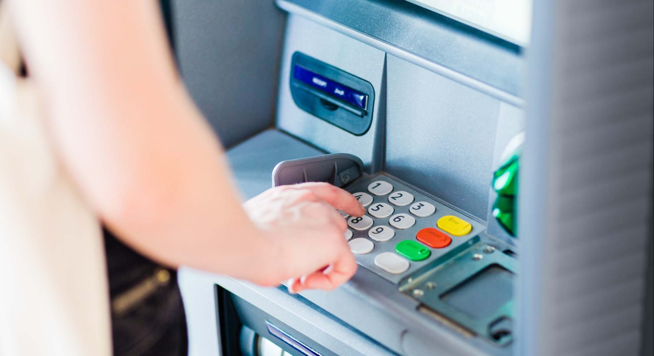 Cuenta bancaria y tarjeta en el cajero. / Foto: iStock