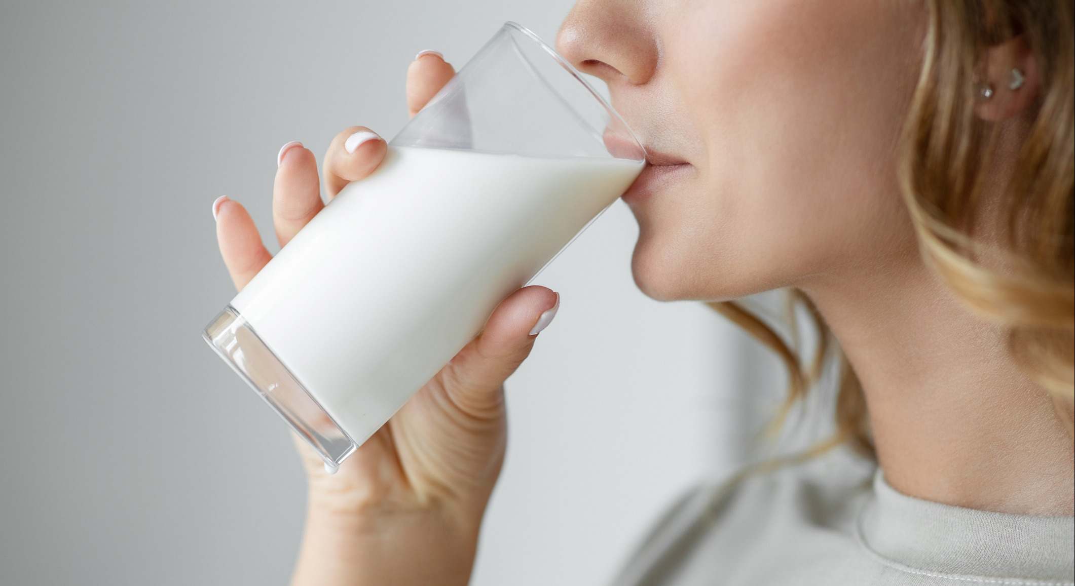 Mujer bebiendo un vaso de leche