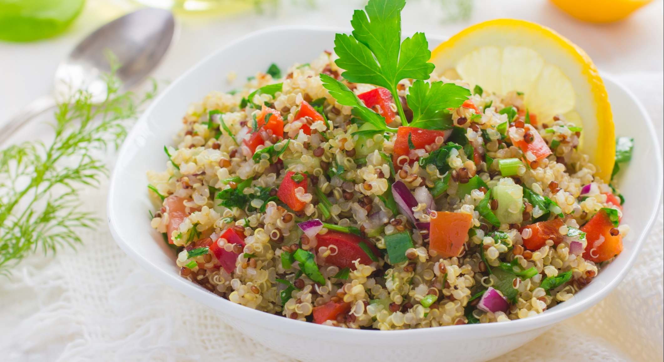 Tabulé una ensalada con quinoa, perejil y verduras