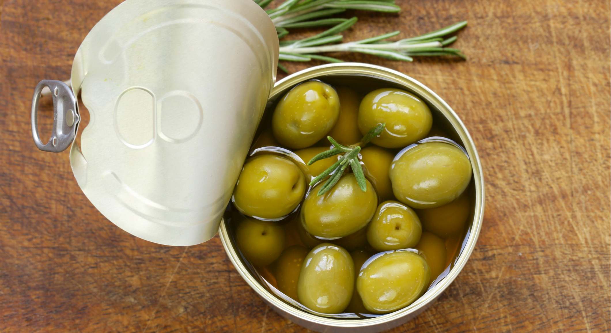 Aceitunas verdes enlatados orgánicos con romero fresco