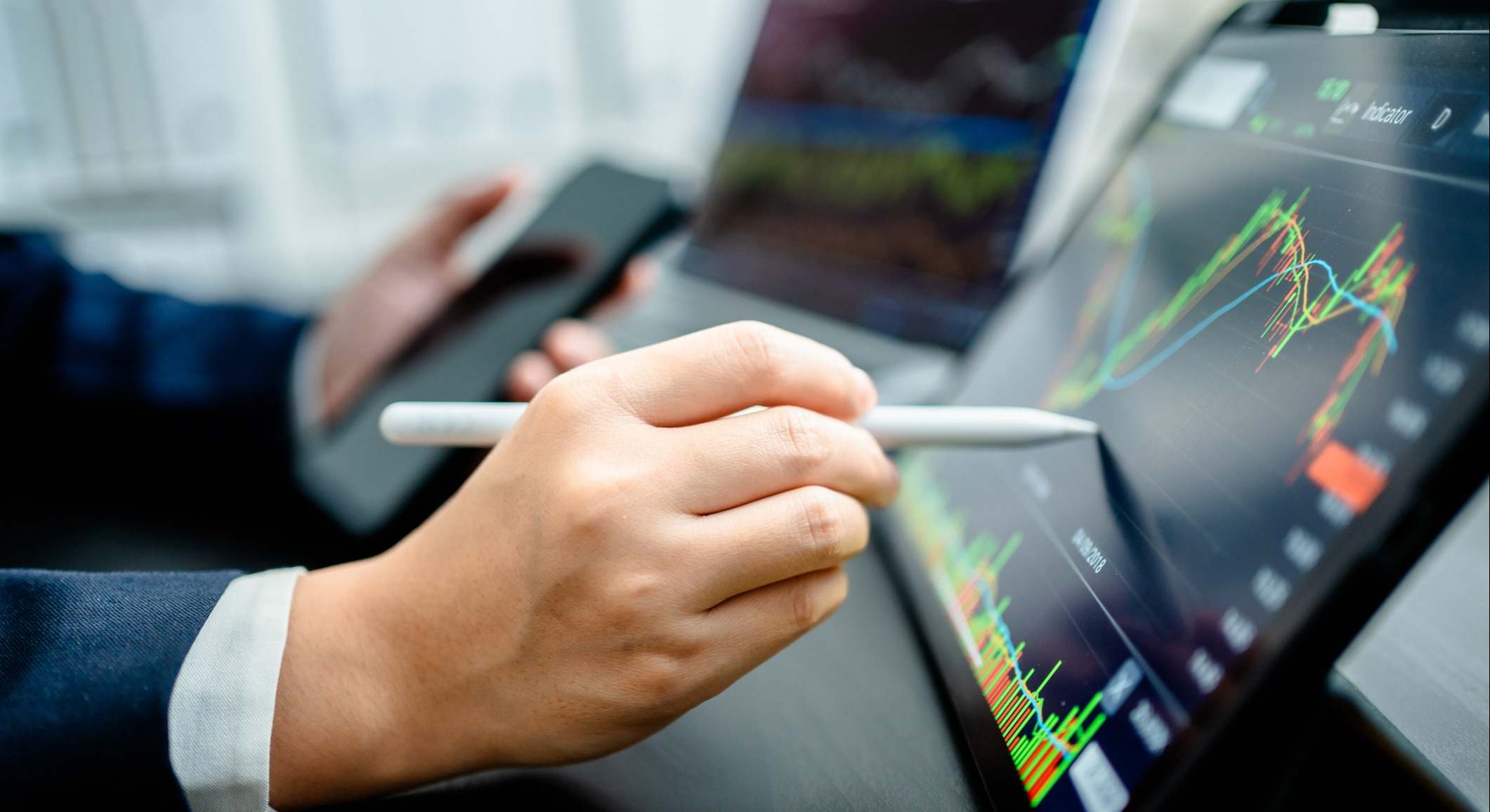 Un profesional toma decisiones de inversión. Imagen: iStock.