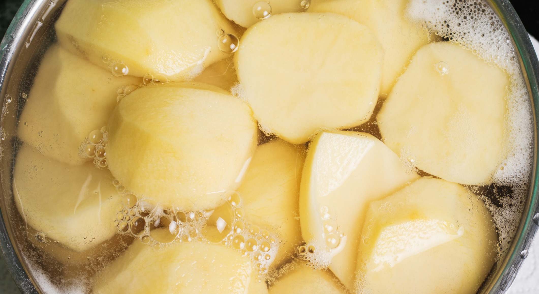 Patatas hirviendo en una olla