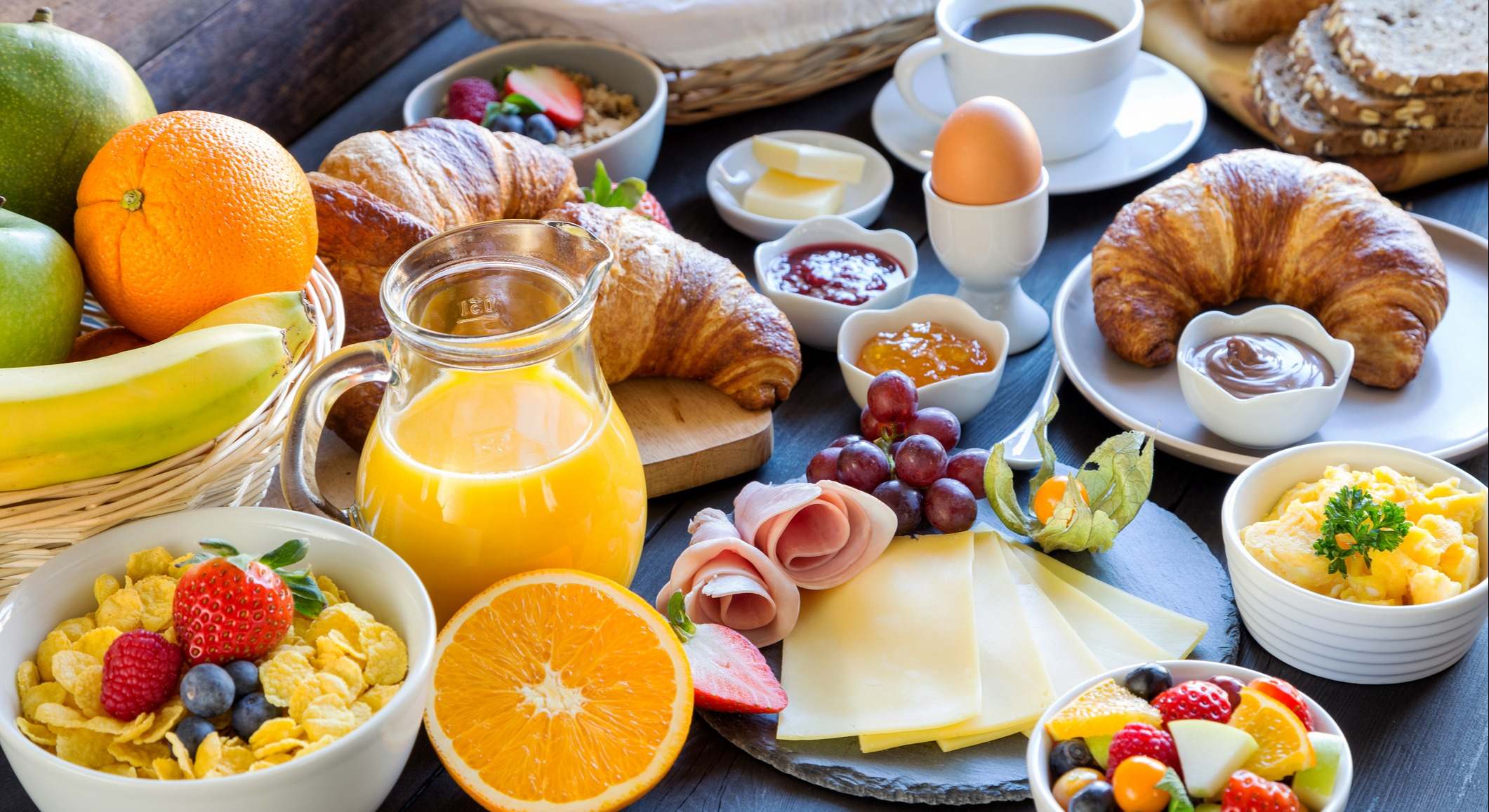 Mesa llena de alimentos para desayunar