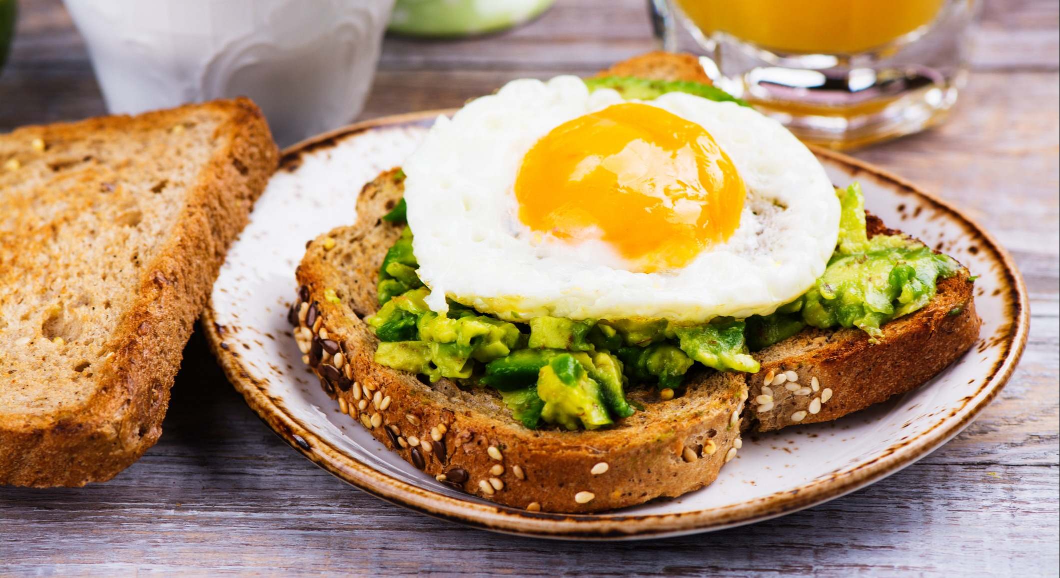 Sándwich de huevo aguacate con pan de grano entero