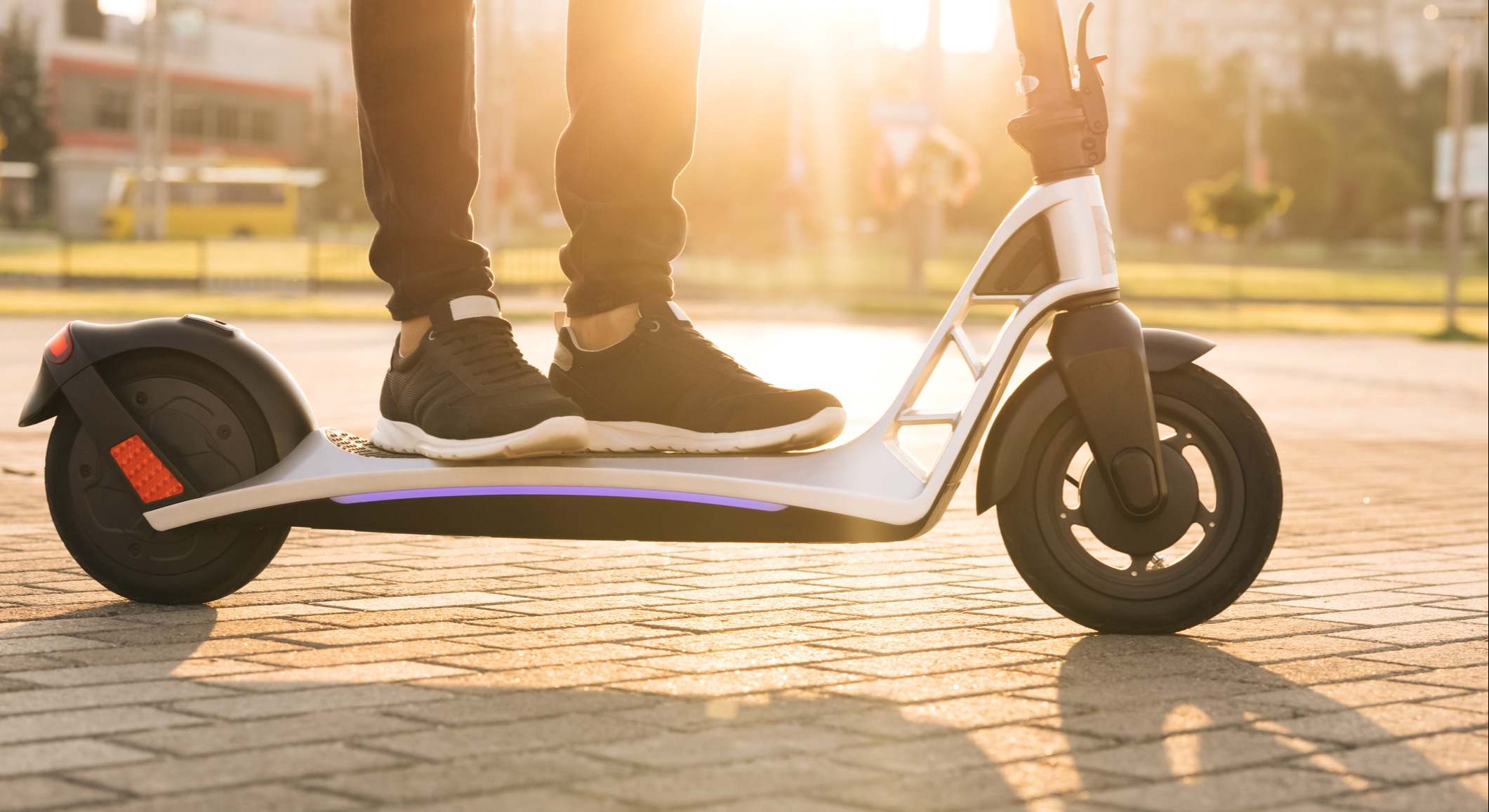 Hombre con patinete eléctrico