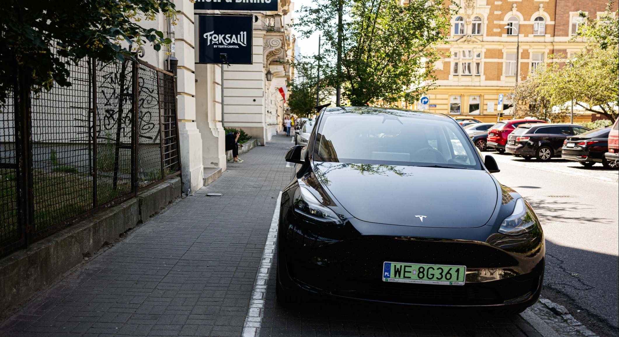 Un Tesla aparcado en la calle | iStock