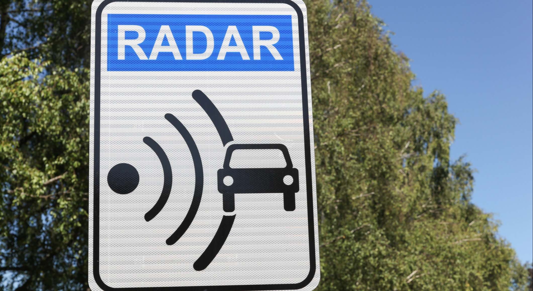 Señal de radar y control en una carretera