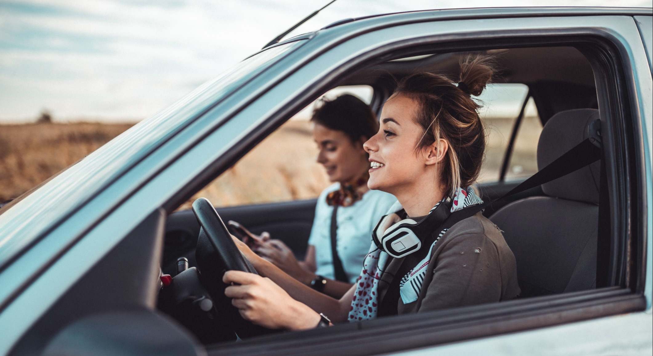 Jóvenes conduciendo