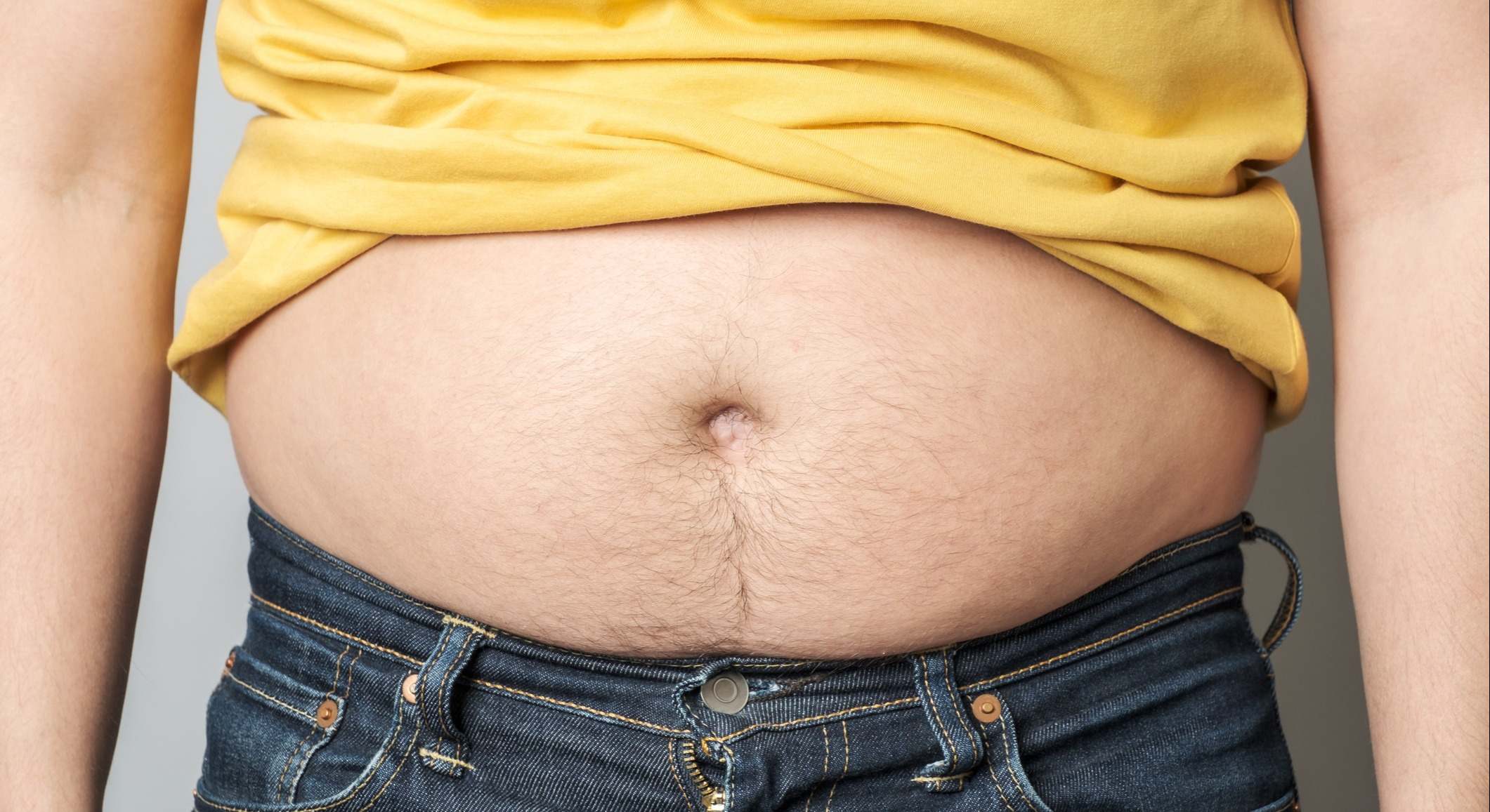 Hombre mostrando la barriga