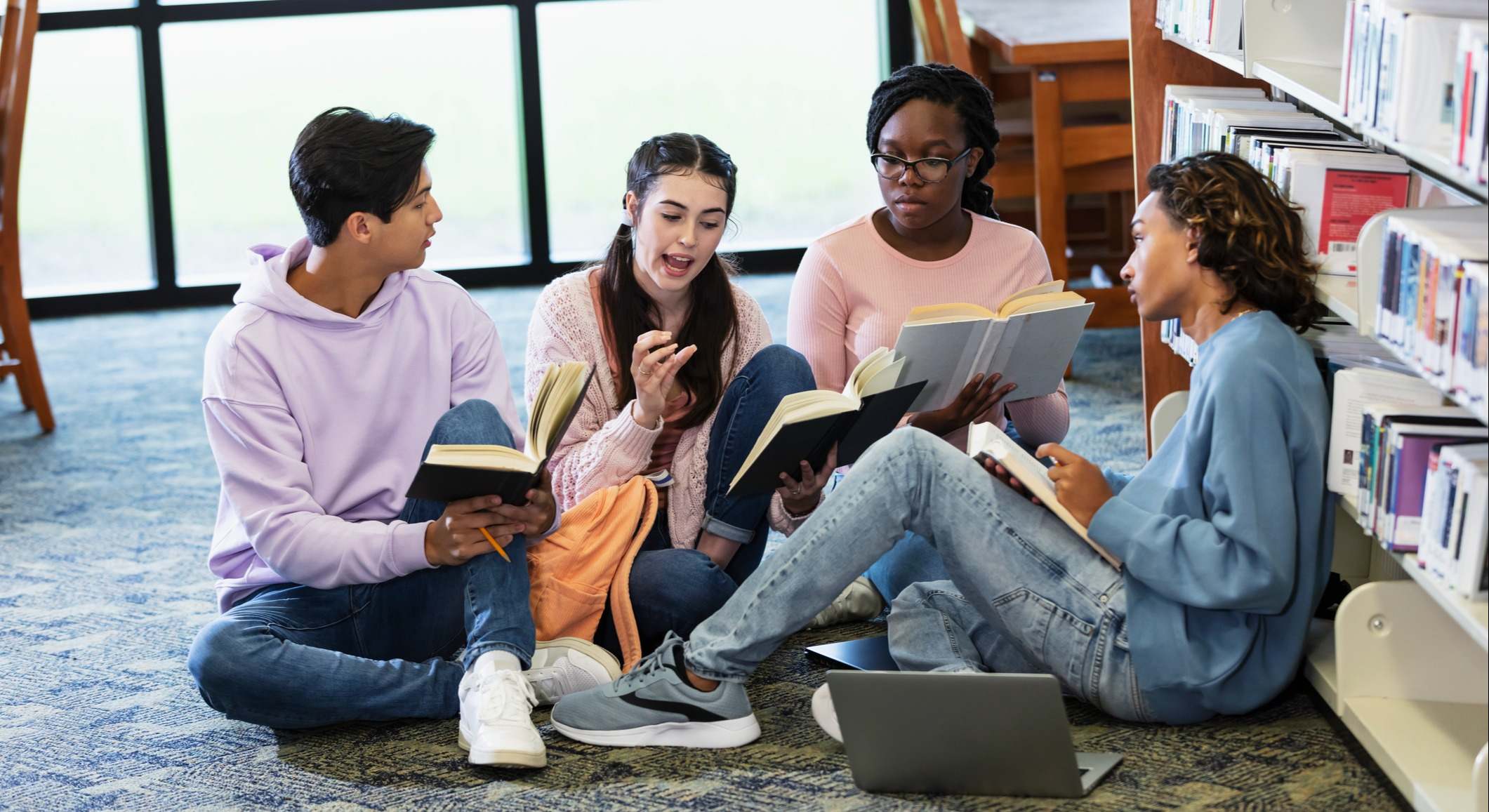 Un grupo de jóvenes leyendo en una biblioteca