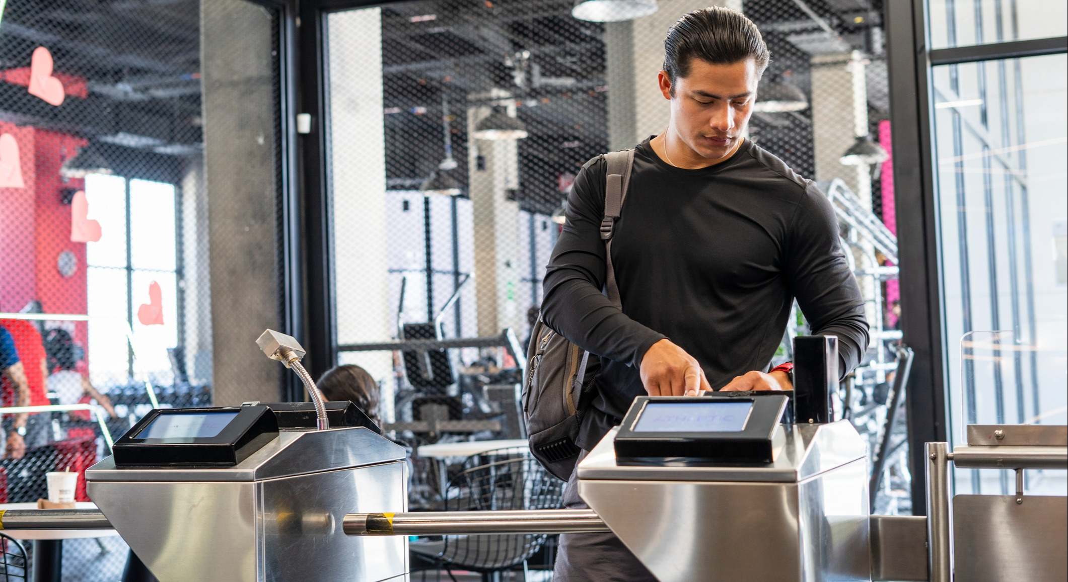Un hombre accede al gimnasio mediante un torno. / Foto: iStock