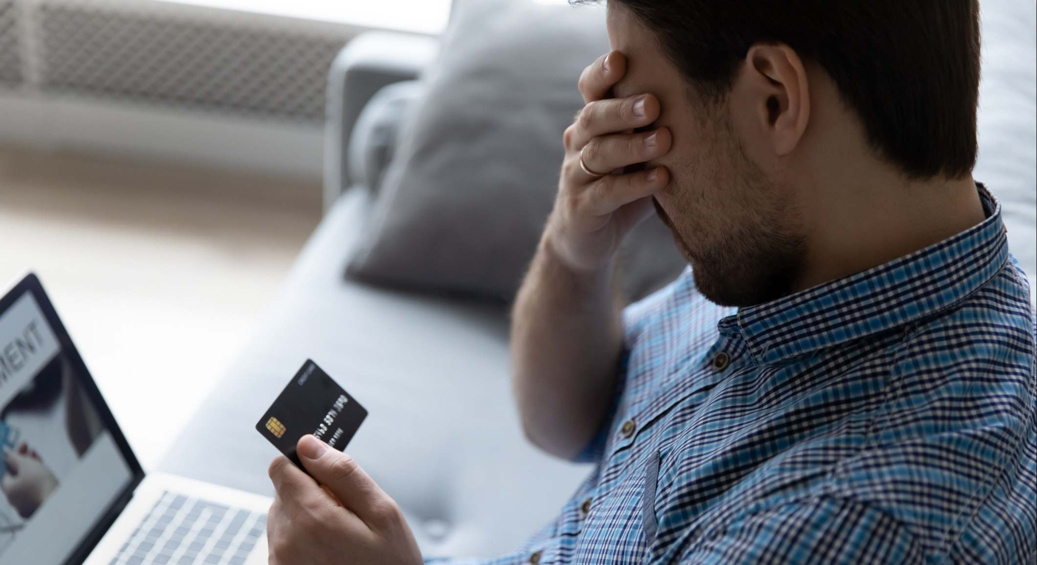 Un hombre con su tarjeta bancaria