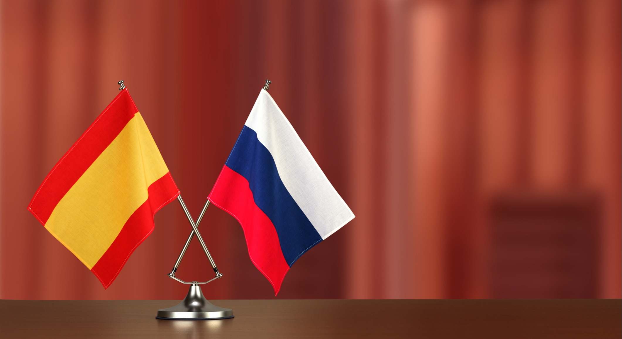 Banderas de Rusia y España sobre una mesa