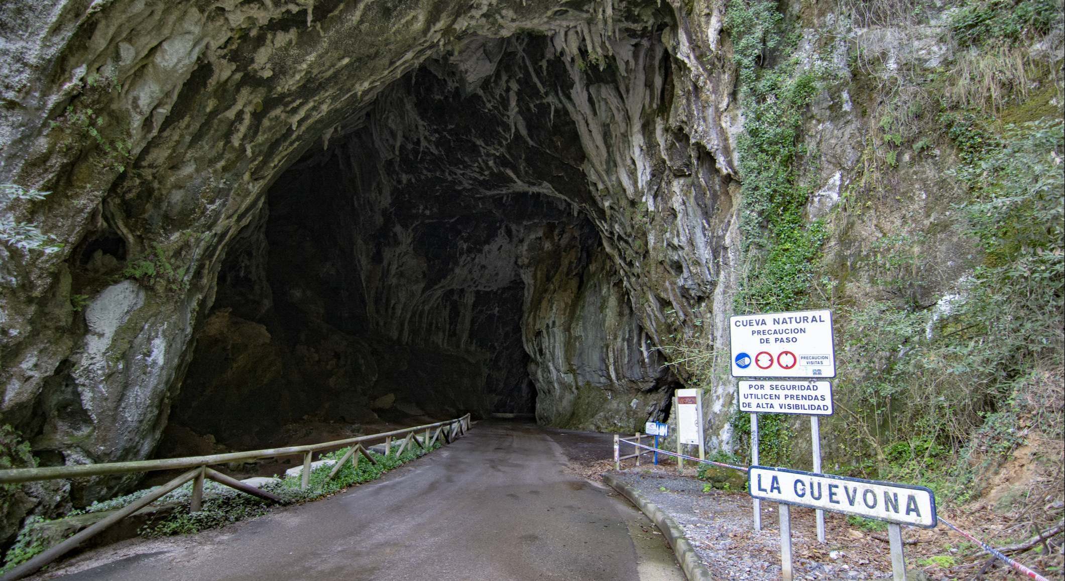 Entrada al pueblo de Cueves en Asturias a través de la Cuevona