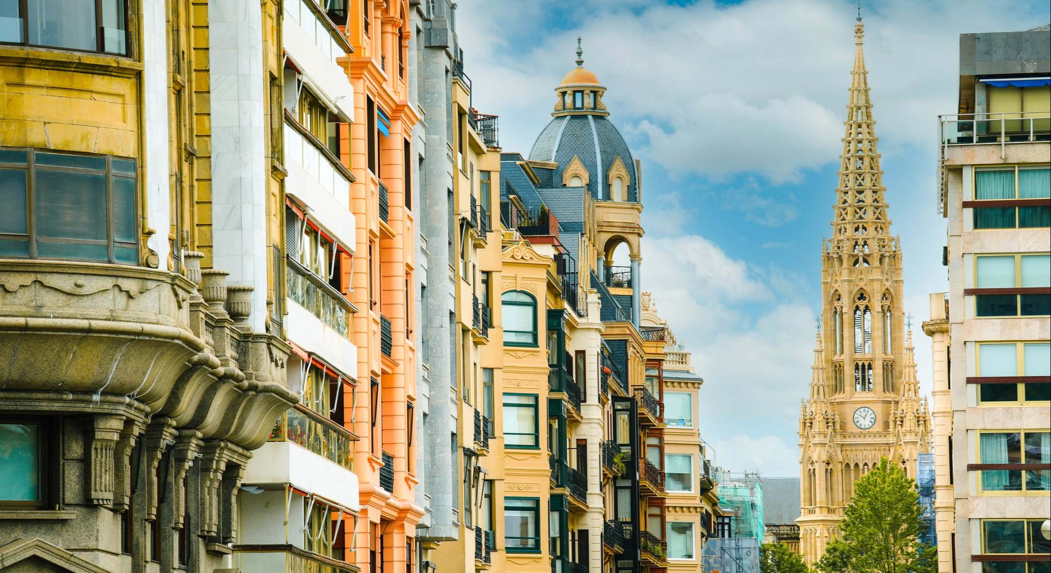 Fachada de edificios medievales en San Sebastián, España