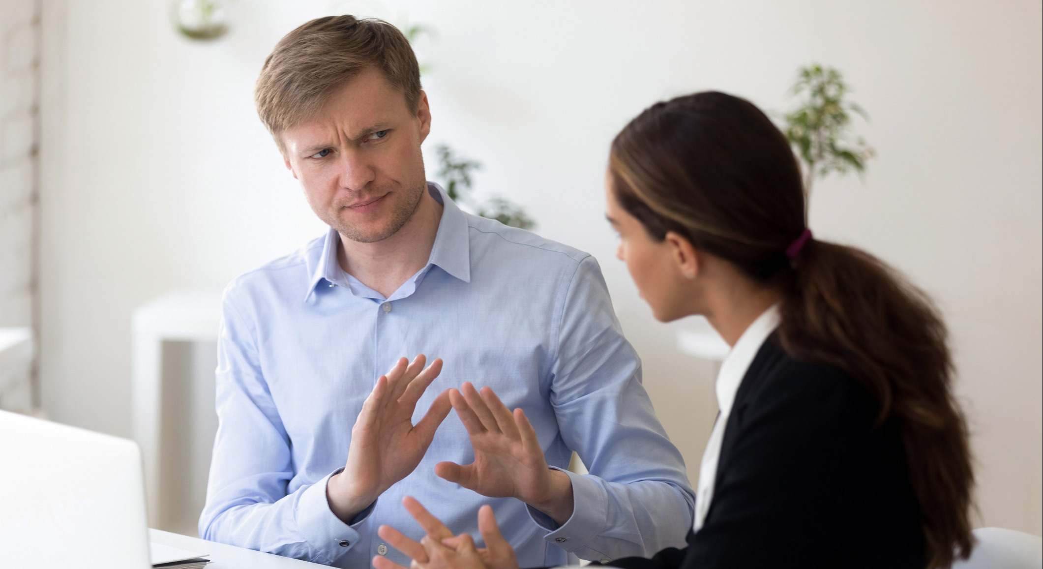 Dos empleados discutiendo