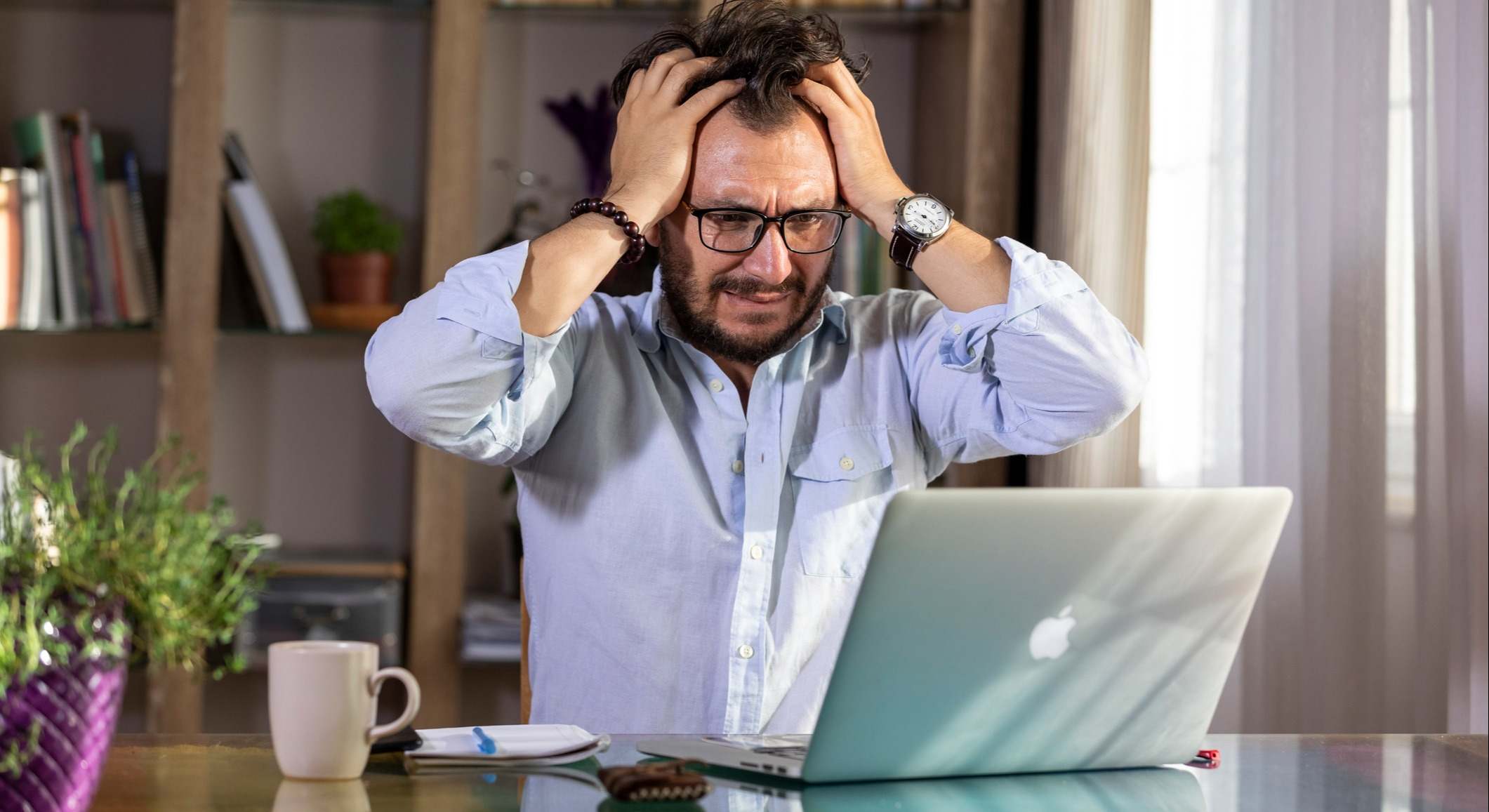 Un hombre víctima de una estafa de criptomonedas. / Foto: iStock