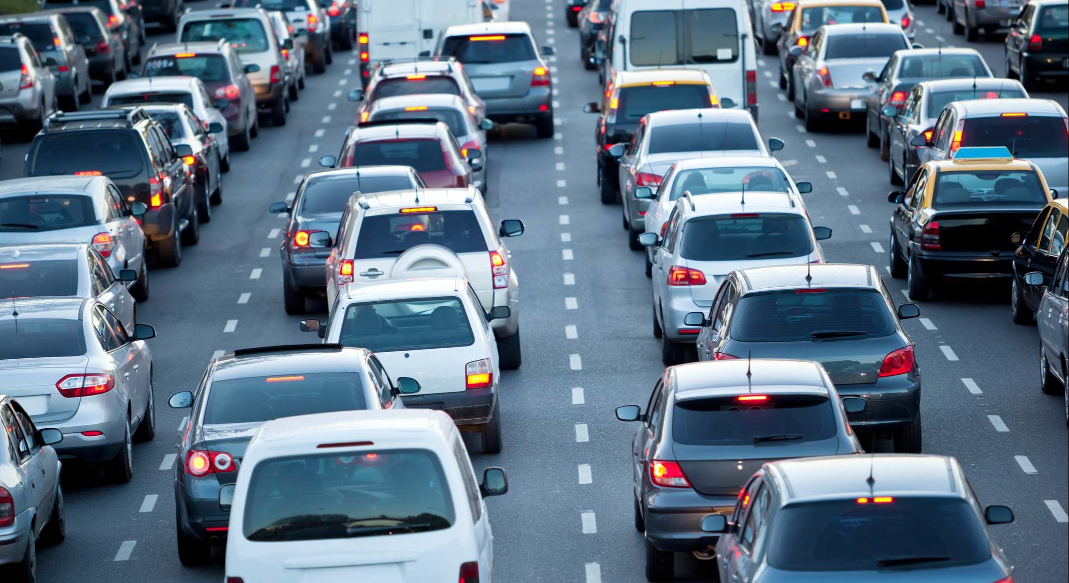 Fila de coches en un atasco. / Foto: iStock
