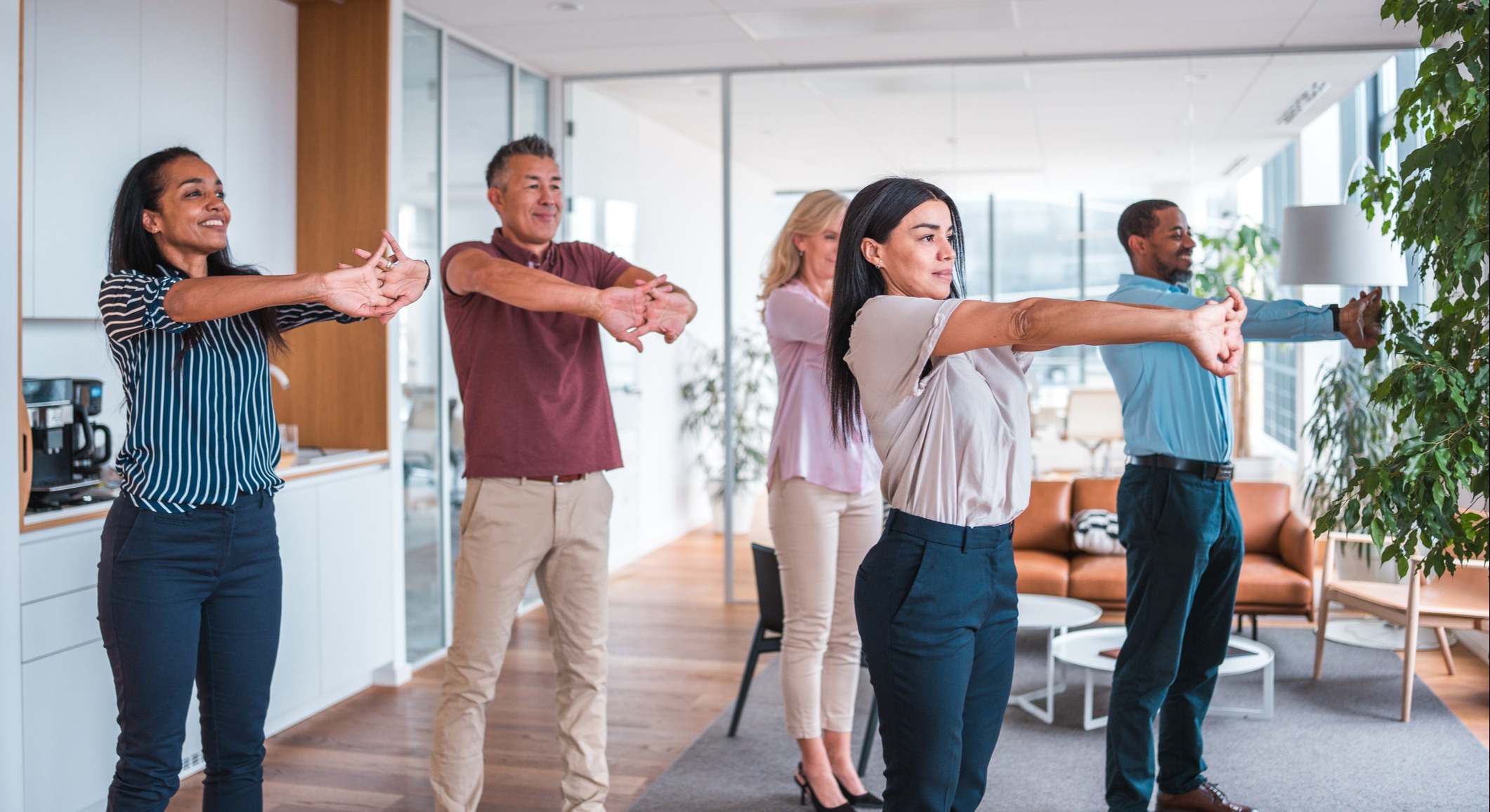 Un grupo de personas haciendo deporte en el interior de una casa