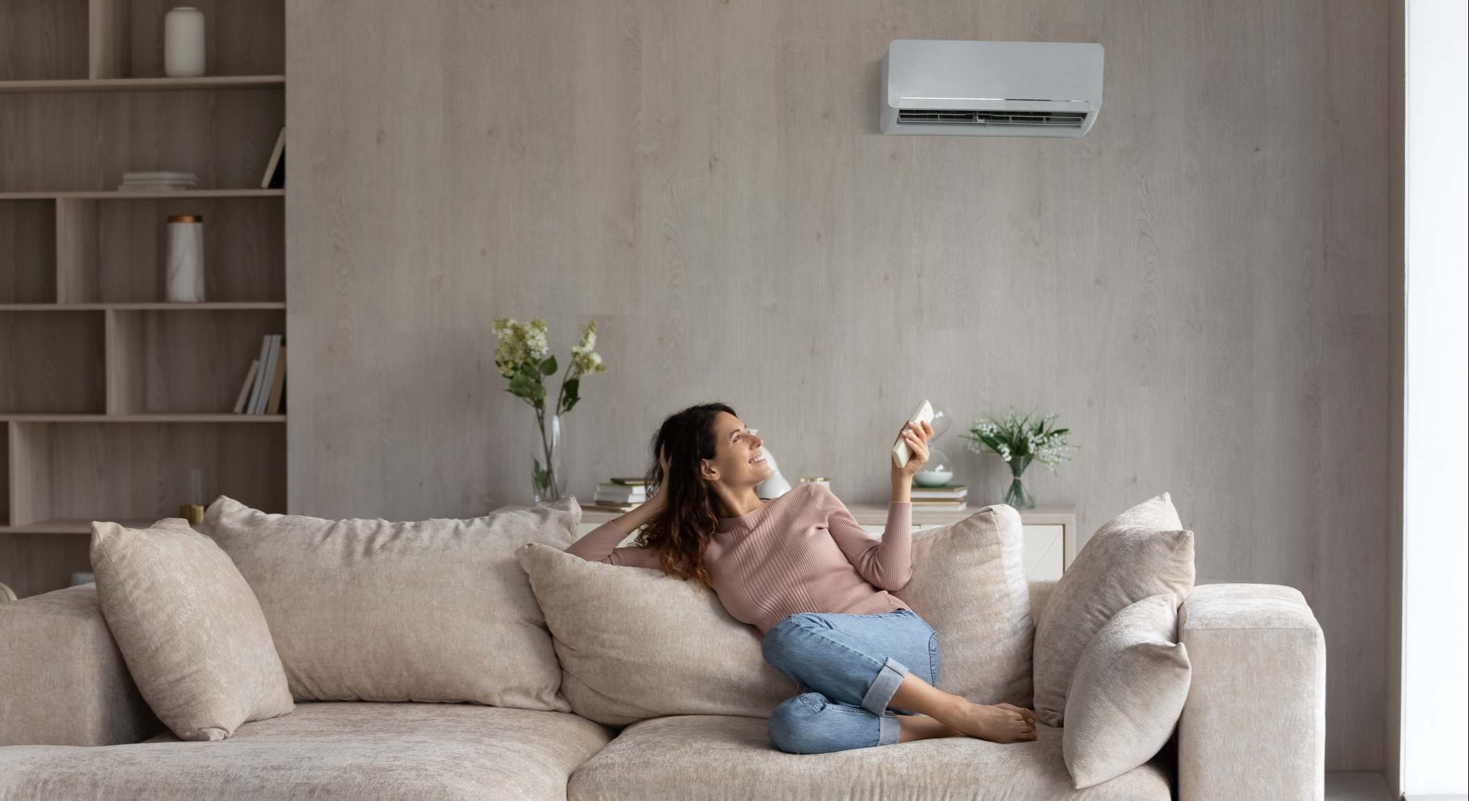 Mujer poniendo el aire acondicionado