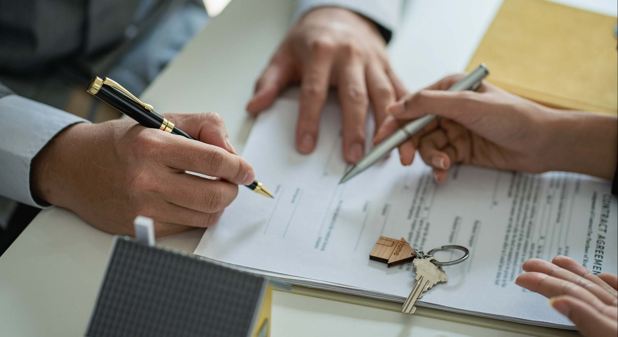 Firma contrato compraventa de vivienda