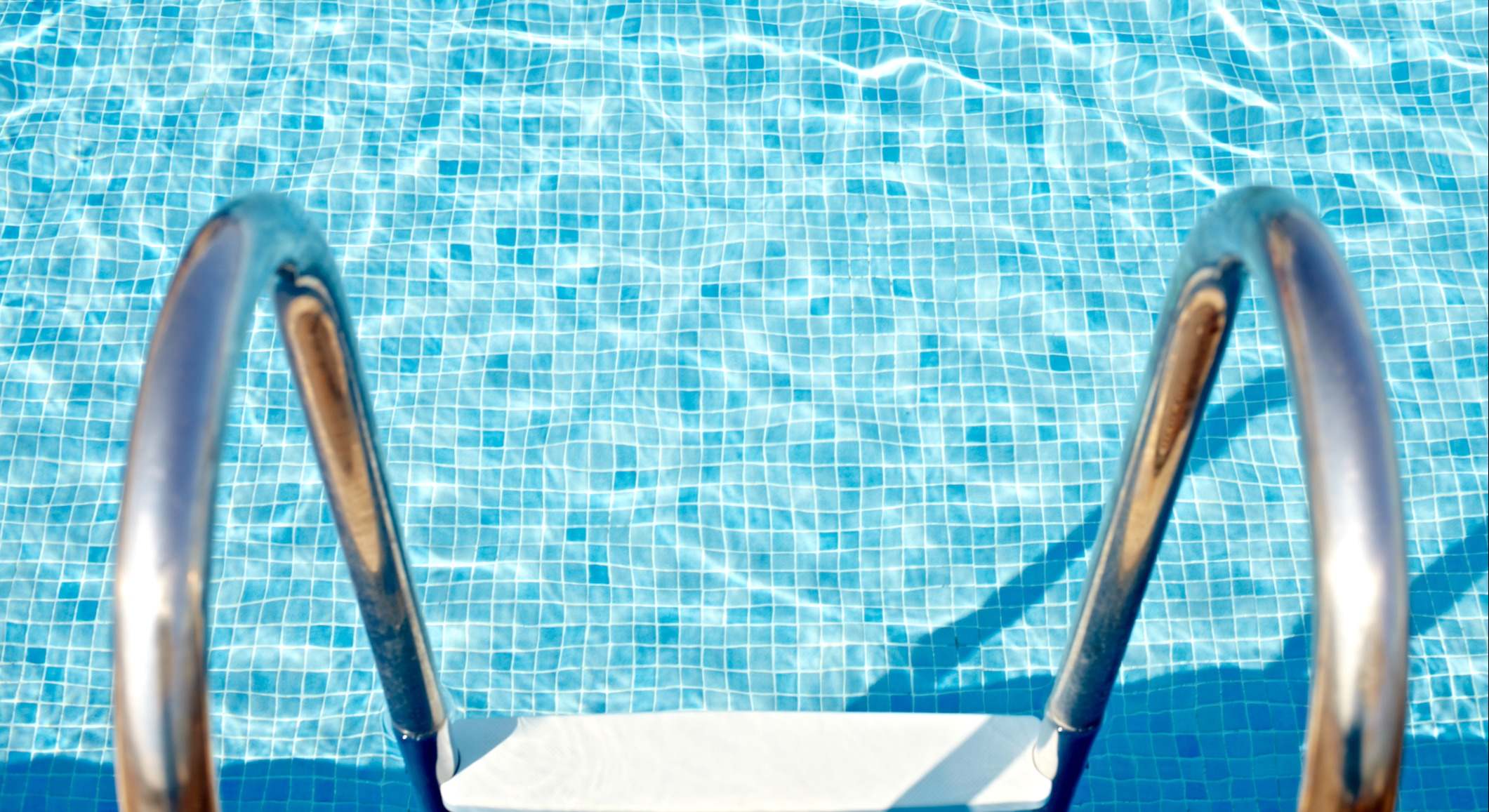 Escalera para entrar a la piscina. / Foto: iStock
