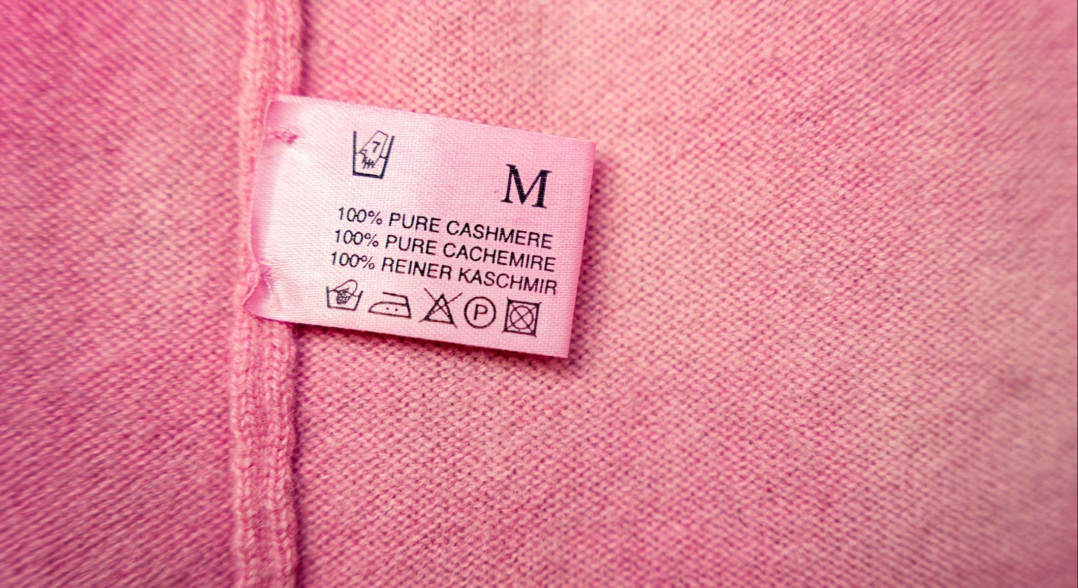 Etiqueta de una prenda de ropa talla M. Imagen: Dreamstime.