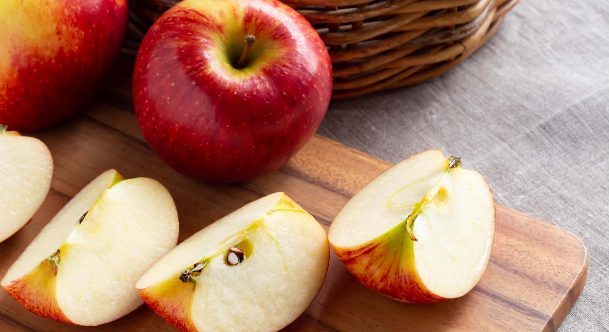 Manzanas sobre una tabla de madera