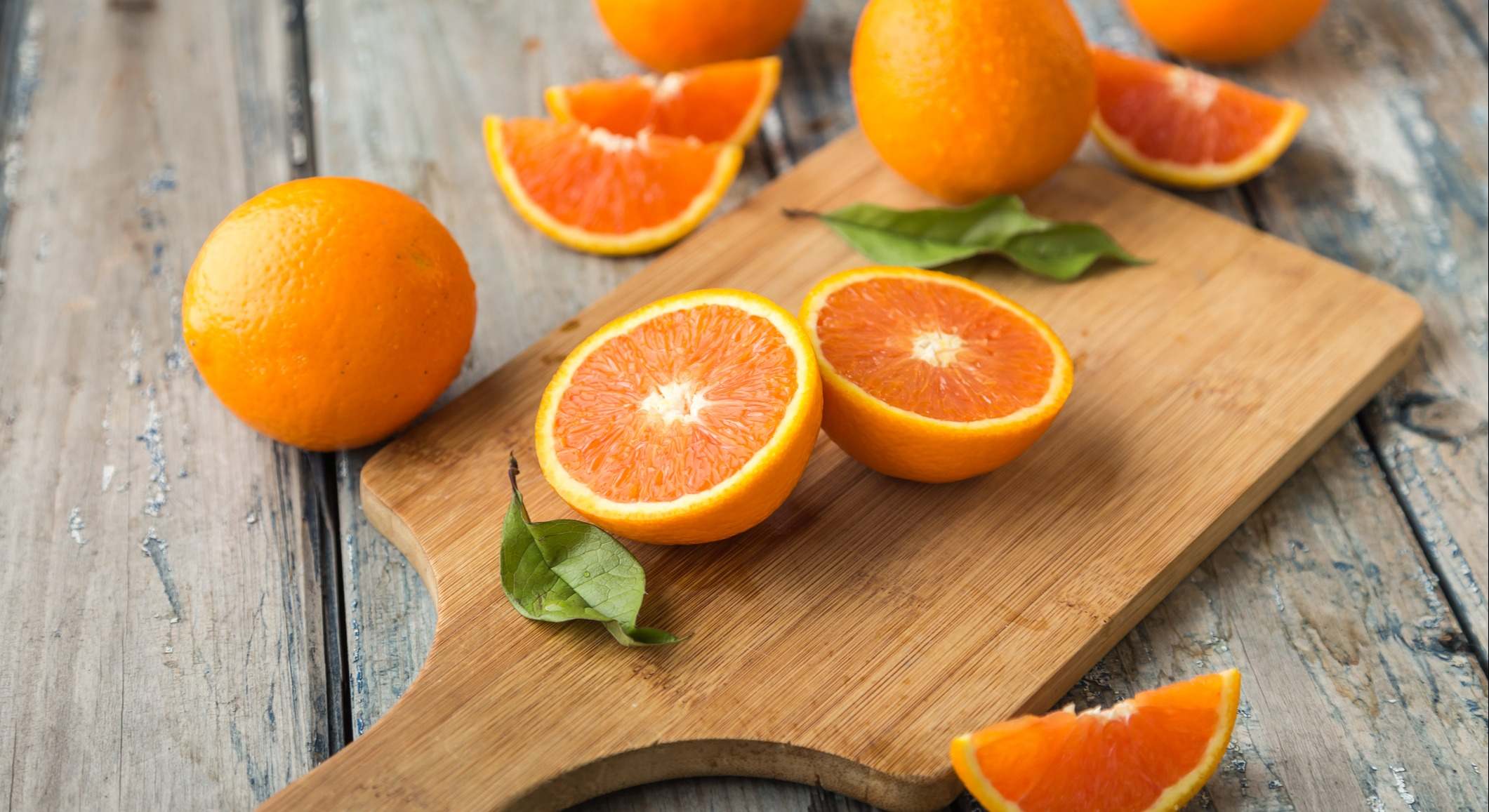 Naranjas sobre una tabla de madera