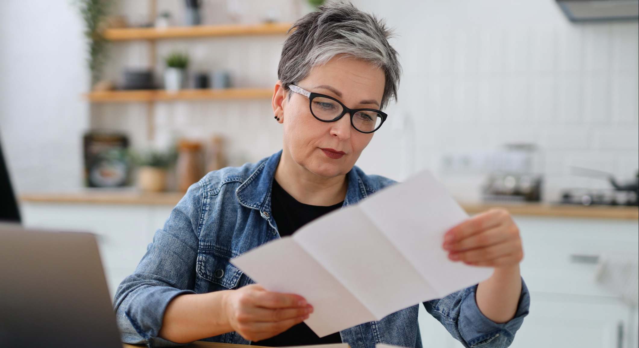 Mujer consulta un documento