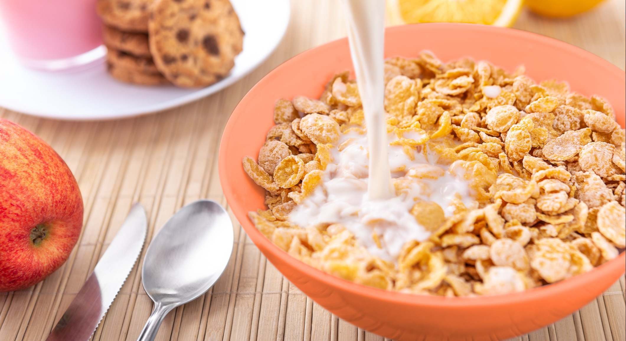 Tazón de leche con cereales sobre una mesa